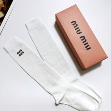 配包装🌟【一盒一 双】 🌟缪缪 miumiu 经典字母logo纯棉袜 小腿堆堆袜,ins超火爆红人同款, 配包装🌟【一盒一 双】 🌟缪缪 miumiu 经典字母logo纯棉袜 小腿堆堆袜,ins超火爆红人同款,