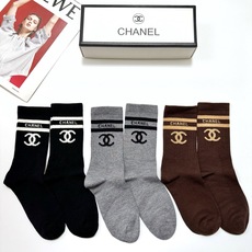 配包装🌟【一盒 3 双】🌟Chanel 香奈儿 经典字母 logo羊绒 中筒袜 !超级软糯亲肤!🌟i 配包装🌟【一盒 3 双】🌟Chanel 香奈儿 经典字母 logo羊绒 中筒袜 !超级软糯亲肤!🌟i