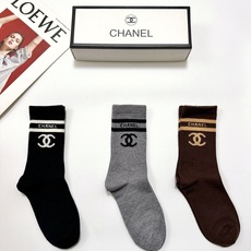 配包装🌟【一盒 3 双】🌟Chanel 香奈儿 经典字母 logo羊绒 中筒袜 !超级软糯亲肤!🌟i 配包装🌟【一盒 3 双】🌟Chanel 香奈儿 经典字母 logo羊绒 中筒袜 !超级软糯亲肤!🌟i