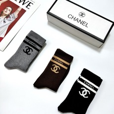 配包装🌟【一盒 3 双】🌟Chanel 香奈儿 经典字母 logo羊绒 中筒袜 !超级软糯亲肤!🌟i 配包装🌟【一盒 3 双】🌟Chanel 香奈儿 经典字母 logo羊绒 中筒袜 !超级软糯亲肤!🌟i