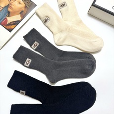 配包装🌟【一盒3双】🌟UGG 经典字母 logo刺绣羊毛 混纺中筒袜 !超级软糯亲肤!🌟ins爆款!专 配包装🌟【一盒3双】🌟UGG 经典字母 logo刺绣羊毛 混纺中筒袜 !超级软糯亲肤!🌟ins爆款!专