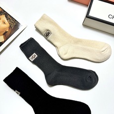 配包装🌟【一盒3双】🌟UGG 经典字母 logo刺绣羊毛 混纺中筒袜 !超级软糯亲肤!🌟ins爆款!专 配包装🌟【一盒3双】🌟UGG 经典字母 logo刺绣羊毛 混纺中筒袜 !超级软糯亲肤!🌟ins爆款!专