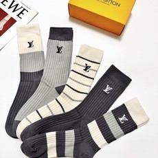 配包装🌟【一盒5 双】 🌟 LV 路易威登 经典刺绣字母logo 纯棉中筒袜 ,ins超火爆小腿袜, 配包装🌟【一盒5 双】 🌟 LV 路易威登 经典刺绣字母logo 纯棉中筒袜 ,ins超火爆小腿袜,