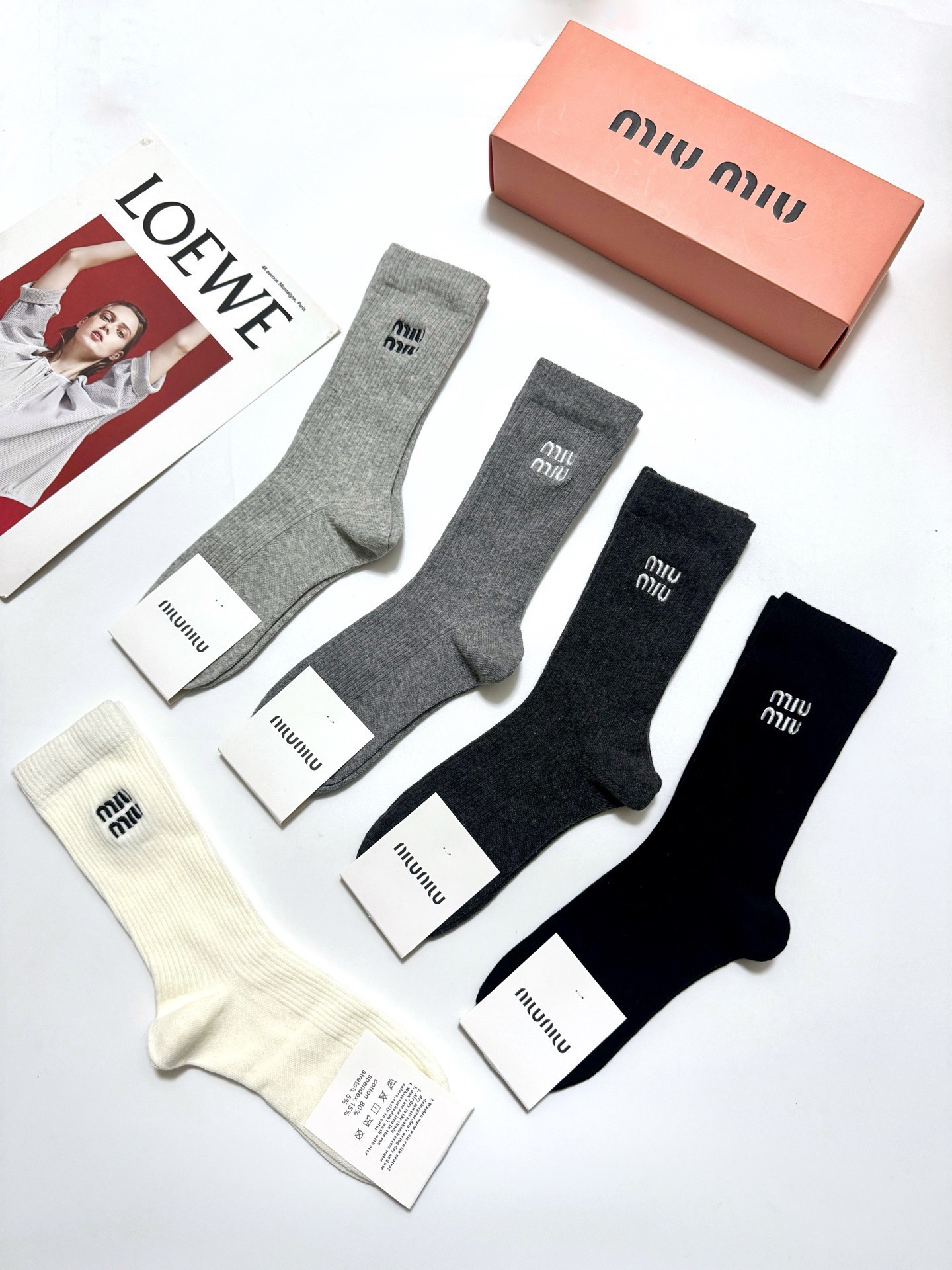 配包装🌟【一盒5 双】 🌟缪缪 miumiu 经典刺绣字母logo 混纺中筒袜   ，软糯亲肤，ins超