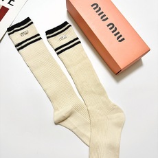 配包装🌟【一盒一双】🌟缪缪 miumiu 经典字母logo双针针织 纯棉长筒袜 小腿袜🌟ins爆款!专 配包装🌟【一盒一双】🌟缪缪 miumiu 经典字母logo双针针织 纯棉长筒袜 小腿袜🌟ins爆款!专