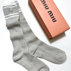 配包装🌟【一盒一双】🌟缪缪 miumiu 经典字母logo双针针织 纯棉长筒袜 小腿袜🌟ins爆款!专 配包装🌟【一盒一双】🌟缪缪 miumiu 经典字母logo双针针织 纯棉长筒袜 小腿袜🌟ins爆款!专