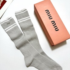 配包装🌟【一盒一双】🌟缪缪 miumiu 经典字母logo双针针织 纯棉长筒袜 小腿袜🌟ins爆款!专 配包装🌟【一盒一双】🌟缪缪 miumiu 经典字母logo双针针织 纯棉长筒袜 小腿袜🌟ins爆款!专