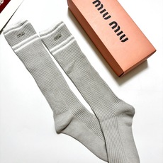配包装🌟【一盒一双】🌟缪缪 miumiu 经典字母logo双针针织 纯棉长筒袜 小腿袜🌟ins爆款!专 配包装🌟【一盒一双】🌟缪缪 miumiu 经典字母logo双针针织 纯棉长筒袜 小腿袜🌟ins爆款!专