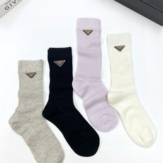 配包装🌟【一盒4 双】🌟Prada 普拉达 经典字母logo 超薄无骨中筒袜,纯棉 条纹小腿袜 堆堆袜 配包装🌟【一盒4 双】🌟Prada 普拉达 经典字母logo 超薄无骨中筒袜,纯棉 条纹小腿袜 堆堆袜