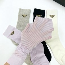 配包装🌟【一盒4 双】🌟Prada 普拉达 经典字母logo 超薄无骨中筒袜,纯棉 条纹小腿袜 堆堆袜 配包装🌟【一盒4 双】🌟Prada 普拉达 经典字母logo 超薄无骨中筒袜,纯棉 条纹小腿袜 堆堆袜