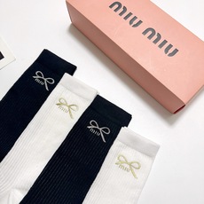 配包装🌟【一盒4 双】🌟缪缪 miumiu 经典字母logo 超薄无骨中筒袜,纯棉 条纹小腿袜 堆堆袜 配包装🌟【一盒4 双】🌟缪缪 miumiu 经典字母logo 超薄无骨中筒袜,纯棉 条纹小腿袜 堆堆袜