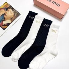 配包装🌟【一盒4 双】🌟缪缪 miumiu 经典字母logo 超薄无骨中筒袜,纯棉 条纹小腿袜 堆堆袜 配包装🌟【一盒4 双】🌟缪缪 miumiu 经典字母logo 超薄无骨中筒袜,纯棉 条纹小腿袜 堆堆袜