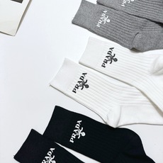 配包装🌟【一盒3 双】🌟 Prada 经典字母logo纯棉 中筒袜 🌟经典配色个性时尚🌟ins爆款!专 配包装🌟【一盒3 双】🌟 Prada 经典字母logo纯棉 中筒袜 🌟经典配色个性时尚🌟ins爆款!专