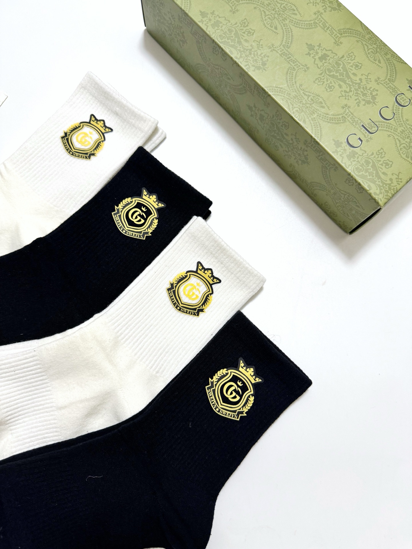配包装🌟【一盒4 双】🌟Gucci 古琦 经典字母logo纯棉中筒袜  🌟ins爆款！专柜在售ing 🌟
