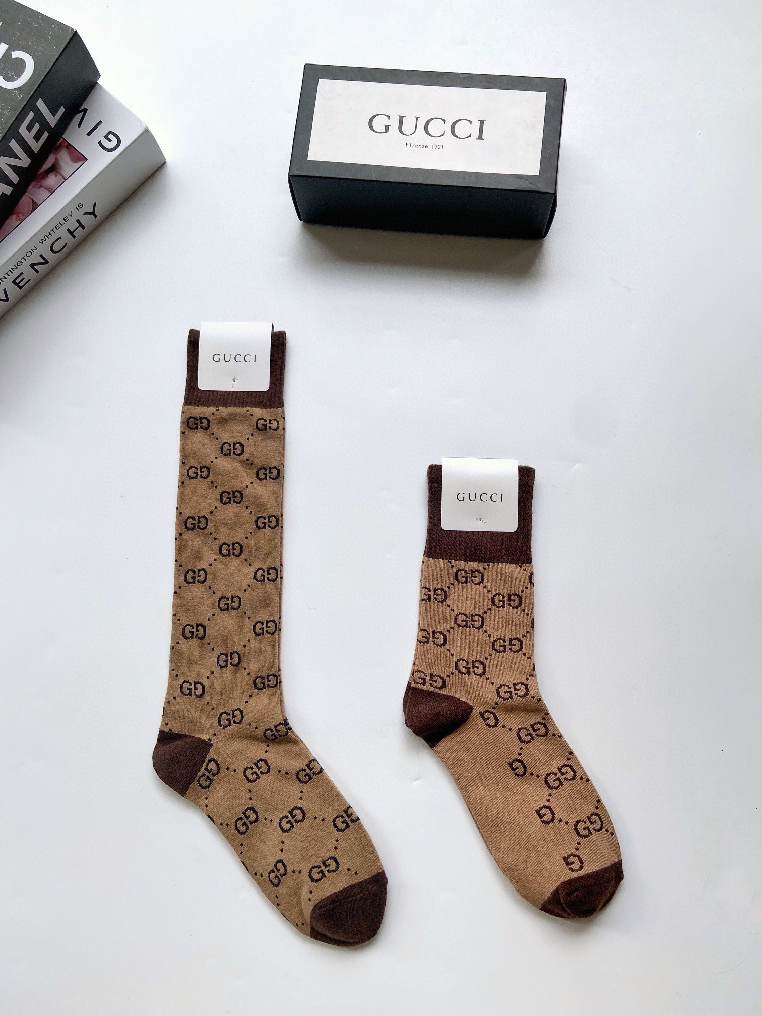 NO:813614,Comes with packaging [2 pairs in a box] Gucci’s popular double G letter stockings and mid-calf socks are on sale at the same time at the counter, and many celebrities have the same style!  Pure cotton blended material, perfect color matching, classic and timeless style!  Ins popular small items, a must-have for fashionistas, versatile colors: socks, stockings, socks, gucci, socks19860909配包装【一盒2双】 Gucci 古奇 爆款双G字母 长筒袜 中筒袜 专柜同步发售ing ,巨多明星红人同款！纯棉混纺材质,超完美配色,款式经典不过时！ins爆火小单品,潮人必备,颜色百搭 袜子,丝袜,袜子,gucci,socks,accessory