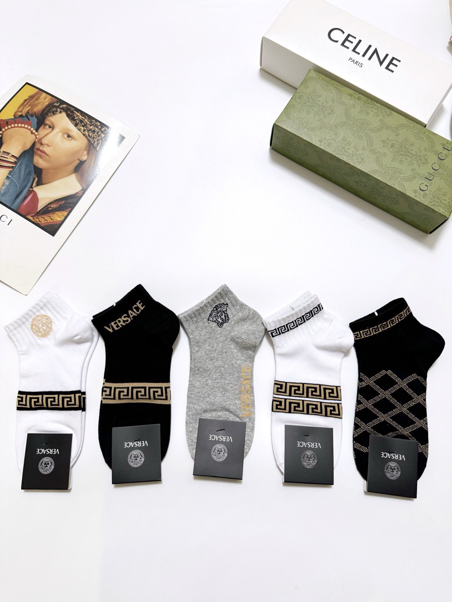 NO:813659,Comes with packaging [5 pairs in a box] Versace classic logo pure cotton socks for men and women, ins super popular socks, pure cotton fabric, a must-have for fashionistas, classic color matching, personalized, fashionable and versatile, you deserve it Socks, stockings, socks, versace, versace, socks19860909配包装【一盒5双】男女同款 Versace 范思哲 经典logo 纯棉短袜,ins超火爆短袜,纯棉面料,潮人必备 ,经典配色 个性时尚百搭款,你值得拥有哦袜子,丝袜,袜子,versace,versace,socks,accessory
