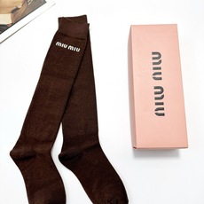 爆款回货 配包装🌟【一盒一 双】 🌟缪缪 miumiu 经典字母logo纯棉袜 小腿堆堆袜,ins超火爆 爆款回货 配包装🌟【一盒一 双】 🌟缪缪 miumiu 经典字母logo纯棉袜 小腿堆堆袜,ins超火爆