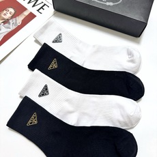 配包装🌟【一盒4 双】🌟Prada 普拉达 经典字母logo纯棉中筒袜 🌟ins爆款!专柜在售ing 配包装🌟【一盒4 双】🌟Prada 普拉达 经典字母logo纯棉中筒袜 🌟ins爆款!专柜在售ing