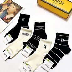 配包装🌟【一盒5 双】 🌟芬迪FENDI 经典字母logo 纯棉中筒袜 ,ins超火爆短袜,纯棉面料 配包装🌟【一盒5 双】 🌟芬迪FENDI 经典字母logo 纯棉中筒袜 ,ins超火爆短袜,纯棉面料