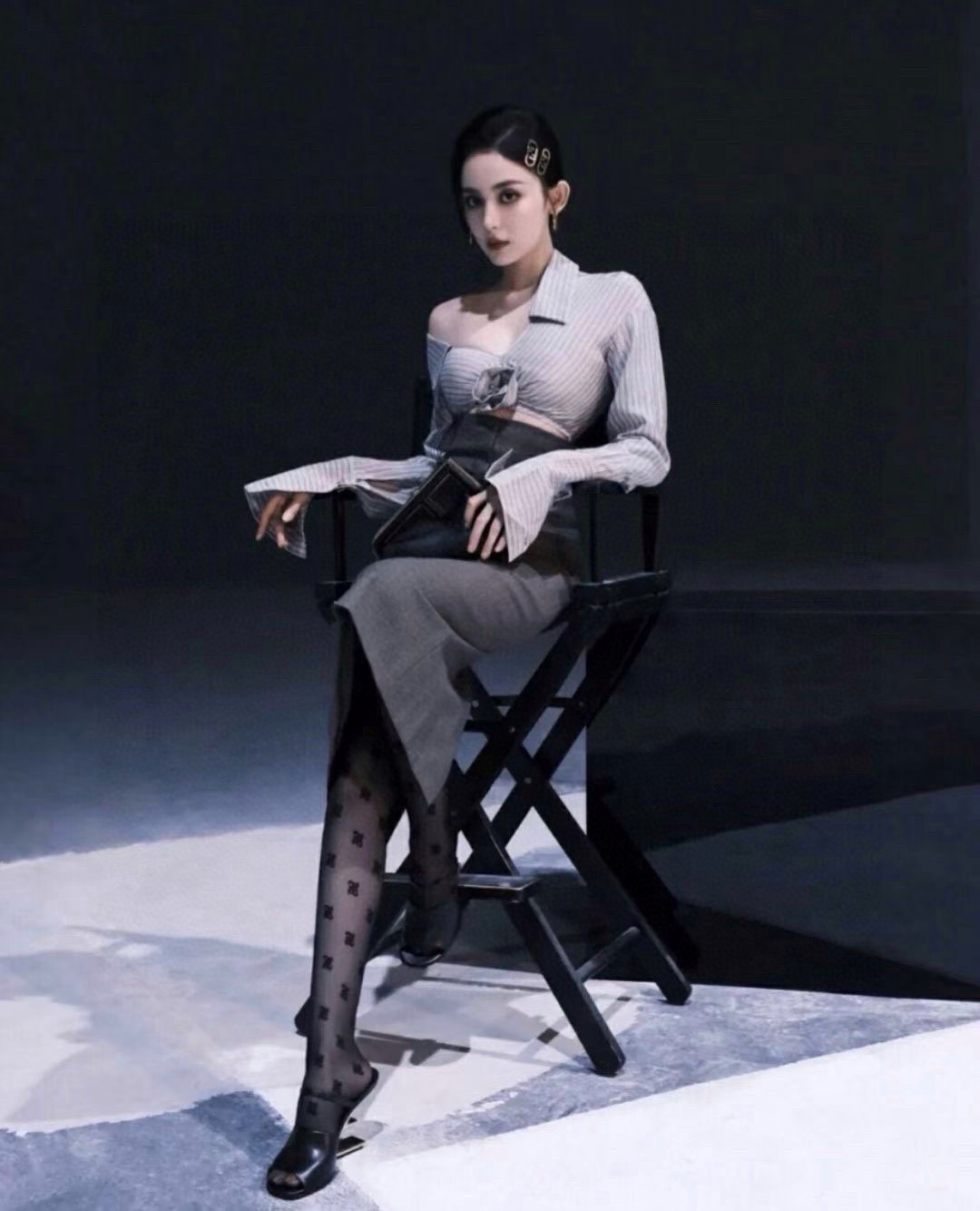 NO:813673,. Comes with packaging [one pair in one box] Fendi Fendi flocked wavy small F letter stockings. They are so good that you can see them. They are produced in a one-to-one version of big-name European and American stockings. You can see the craftsmanship!  A must-have item for fashionistas in autumn and winter. It looks super classy when paired with it and is extremely fashionable~~ Recommended, recommended, recommended~~ A must-have fashionable item!  !  socks, stockings, socks, fendi, fendi, socks19860909.配包装【一盒一双】Fendi 芬迪植绒波浪小F字母丝袜 好看到爆炸 ,欧美大牌丝袜一比一高版本制作,可以看得到的工艺！ 潮人秋冬必备单品 ,搭配起来超高逼格 ,时髦度爆表啊啊啊啊～～推荐推荐推荐～～必入时髦小单品！！袜子,丝袜,袜子,fendi,fendi,socks,accessory