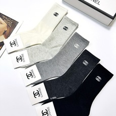 配包装🌟【一盒5 双】 🌟Chanel 香奈儿 经典字母logo 纯棉中筒袜 ,ins超火爆中筒袜 配包装🌟【一盒5 双】 🌟Chanel 香奈儿 经典字母logo 纯棉中筒袜 ,ins超火爆中筒袜