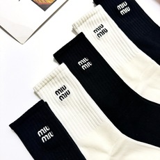 配包装🌟【一盒5 双】 🌟缪缪miumiu 经典刺绣字母logo 纯棉中筒袜 ,ins超火爆小腿袜, 配包装🌟【一盒5 双】 🌟缪缪miumiu 经典刺绣字母logo 纯棉中筒袜 ,ins超火爆小腿袜,