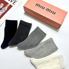 配包装🌟【一盒5双】 🌟miumiu 缪缪 经典浮雕 字母logo 纯棉中筒袜 ,ins超火爆短袜, 配包装🌟【一盒5双】 🌟miumiu 缪缪 经典浮雕 字母logo 纯棉中筒袜 ,ins超火爆短袜,