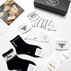 配包装🌟【一盒5 双】 🌟Prada 普拉达 经典字母logo 纯棉短筒袜 ,ins超火爆短袜,纯棉面料 配包装🌟【一盒5 双】 🌟Prada 普拉达 经典字母logo 纯棉短筒袜 ,ins超火爆短袜,纯棉面料