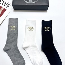 配包装🌟【一盒3 双】🌟 Prada 经典字母logo纯棉 中筒袜 🌟经典配色个性时尚🌟ins爆款!专 配包装🌟【一盒3 双】🌟 Prada 经典字母logo纯棉 中筒袜 🌟经典配色个性时尚🌟ins爆款!专