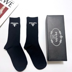 配包装🌟【一盒 2 双】🌟 Prada 经典字母logo纯棉 中筒袜 🌟经典配色个性时尚🌟ins爆款! 配包装🌟【一盒 2 双】🌟 Prada 经典字母logo纯棉 中筒袜 🌟经典配色个性时尚🌟ins爆款!