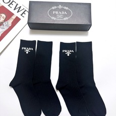 配包装🌟【一盒 2 双】🌟 Prada 经典字母logo纯棉 中筒袜 🌟经典配色个性时尚🌟ins爆款! 配包装🌟【一盒 2 双】🌟 Prada 经典字母logo纯棉 中筒袜 🌟经典配色个性时尚🌟ins爆款!
