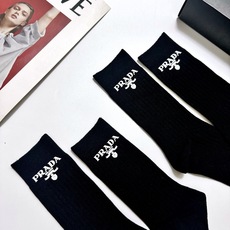 配包装🌟【一盒 2 双】🌟 Prada 经典字母logo纯棉 中筒袜 🌟经典配色个性时尚🌟ins爆款! 配包装🌟【一盒 2 双】🌟 Prada 经典字母logo纯棉 中筒袜 🌟经典配色个性时尚🌟ins爆款!