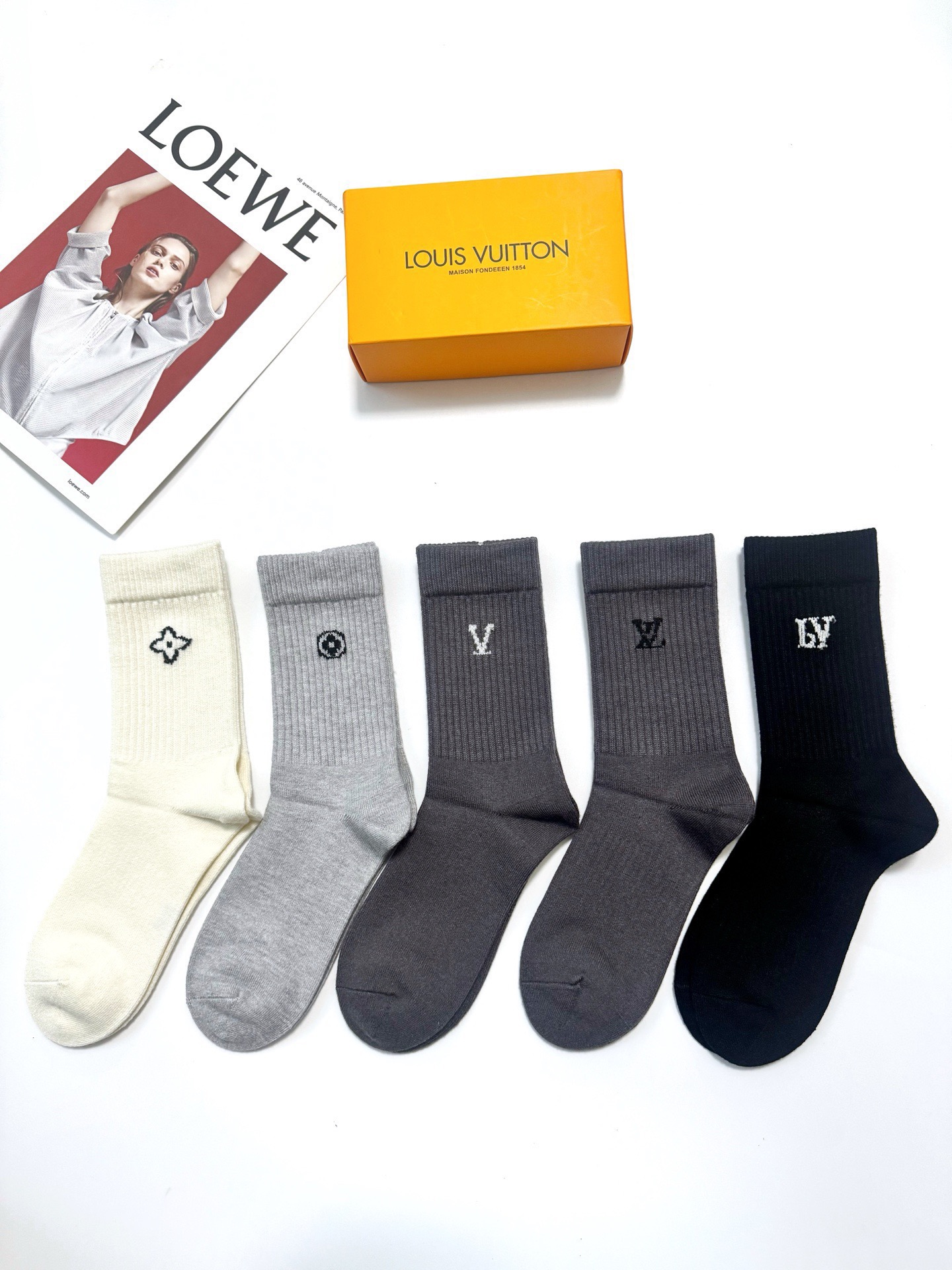 配包装🌟【一盒5 双】男士福利款 🌟LV 路易威登 经典刺绣字母logo 羊绒混纺中筒袜   ，软糯亲肤