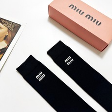 配包装🌟【一盒一 双】 🌟缪缪 miumiu 经典字母logo纯棉袜 小腿堆堆袜,ins超火爆红人同款, 配包装🌟【一盒一 双】 🌟缪缪 miumiu 经典字母logo纯棉袜 小腿堆堆袜,ins超火爆红人同款,
