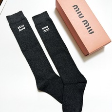 配包装🌟【一盒一 双】 🌟缪缪 miumiu 经典字母logo纯棉袜 小腿堆堆袜,ins超火爆红人同款, 配包装🌟【一盒一 双】 🌟缪缪 miumiu 经典字母logo纯棉袜 小腿堆堆袜,ins超火爆红人同款,