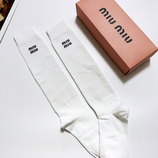 配包装🌟【一盒一 双】 🌟缪缪 miumiu 经典字母logo纯棉袜 小腿堆堆袜,ins超火爆红人同款, 配包装🌟【一盒一 双】 🌟缪缪 miumiu 经典字母logo纯棉袜 小腿堆堆袜,ins超火爆红人同款,