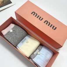 爆款回货 配包装🌟【一盒3双】 🌟缪缪 miumiu 经典字母logo 纯棉中筒袜 ,ins超火爆薄 爆款回货 配包装🌟【一盒3双】 🌟缪缪 miumiu 经典字母logo 纯棉中筒袜 ,ins超火爆薄