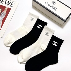 配包装🌟【一盒4双】🌟Chanel 香奈儿 经典纯色 字母logo 纯棉中筒袜 🌟ins爆款!专柜在售i 配包装🌟【一盒4双】🌟Chanel 香奈儿 经典纯色 字母logo 纯棉中筒袜 🌟ins爆款!专柜在售i