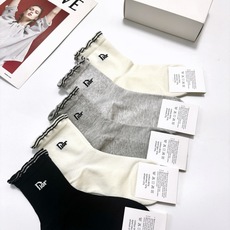 配包装🌟【一盒5 双】 🌟Dior 迪奥 经典字母logo 纯棉短筒袜 ,ins超火爆短袜,纯棉面料 配包装🌟【一盒5 双】 🌟Dior 迪奥 经典字母logo 纯棉短筒袜 ,ins超火爆短袜,纯棉面料