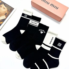 配包装🌟【一盒5 双】🌟缪缪 miumiu 经典字母 logo纯棉 中筒袜 !超级软糯亲肤!🌟ins爆 配包装🌟【一盒5 双】🌟缪缪 miumiu 经典字母 logo纯棉 中筒袜 !超级软糯亲肤!🌟ins爆