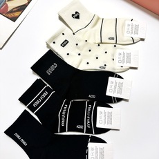配包装🌟【一盒5 双】🌟缪缪 miumiu 经典字母 logo纯棉 中筒袜 !超级软糯亲肤!🌟ins爆 配包装🌟【一盒5 双】🌟缪缪 miumiu 经典字母 logo纯棉 中筒袜 !超级软糯亲肤!🌟ins爆