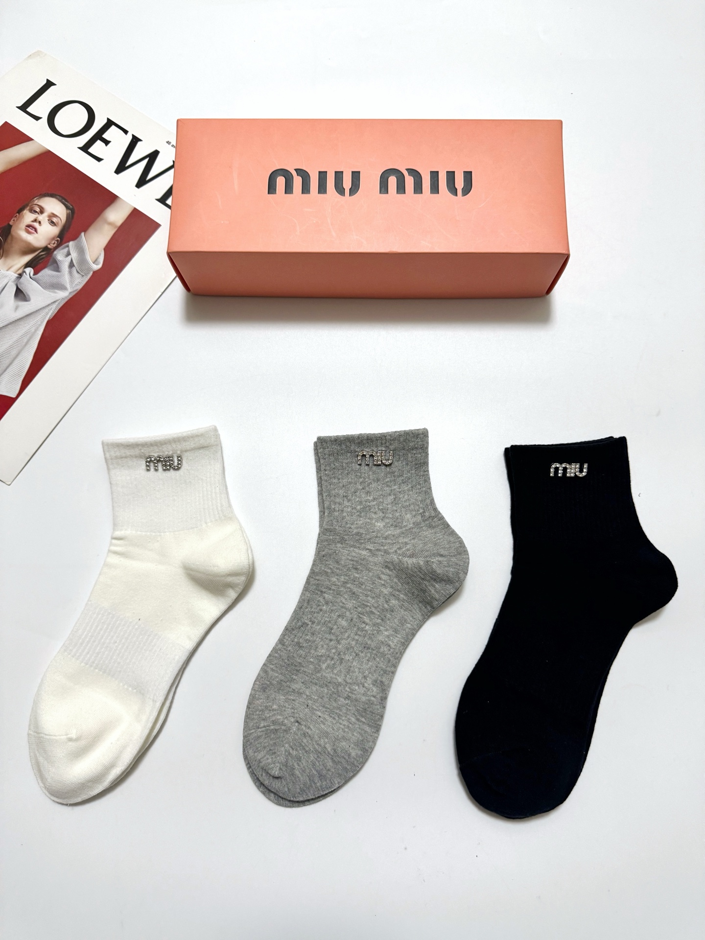 配包装🌟【一盒3双】🌟缪缪 miumiu 经典字母 logo纯棉 短筒袜 !超级软糯亲肤!🌟ins爆款 配包装🌟【一盒3双】🌟缪缪 miumiu 经典字母 logo纯棉 短筒袜 !超级软糯亲肤!🌟ins爆款