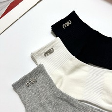 配包装🌟【一盒3双】🌟缪缪 miumiu 经典字母 logo纯棉 短筒袜 !超级软糯亲肤!🌟ins爆款 配包装🌟【一盒3双】🌟缪缪 miumiu 经典字母 logo纯棉 短筒袜 !超级软糯亲肤!🌟ins爆款