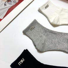 配包装🌟【一盒3双】🌟缪缪 miumiu 经典字母 logo纯棉 短筒袜 !超级软糯亲肤!🌟ins爆款 配包装🌟【一盒3双】🌟缪缪 miumiu 经典字母 logo纯棉 短筒袜 !超级软糯亲肤!🌟ins爆款