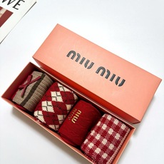 🌟 【一盒4双】🌟缪缪 miumiu 经典字母logo纯棉中筒袜 🌟ins爆款!专柜在售ing 🌟 🌟 【一盒4双】🌟缪缪 miumiu 经典字母logo纯棉中筒袜 🌟ins爆款!专柜在售ing 🌟