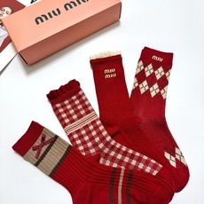 🌟 【一盒4双】🌟缪缪 miumiu 经典字母logo纯棉中筒袜 🌟ins爆款!专柜在售ing 🌟 🌟 【一盒4双】🌟缪缪 miumiu 经典字母logo纯棉中筒袜 🌟ins爆款!专柜在售ing 🌟