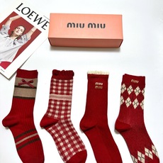 🌟 【一盒4双】🌟缪缪 miumiu 经典字母logo纯棉中筒袜 🌟ins爆款!专柜在售ing 🌟 🌟 【一盒4双】🌟缪缪 miumiu 经典字母logo纯棉中筒袜 🌟ins爆款!专柜在售ing 🌟