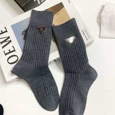 配包装🌟【一盒3 双】🌟Prada 普拉达 经典字母logo纯棉中筒袜 🌟重工装饰个性时尚🌟ins爆款 配包装🌟【一盒3 双】🌟Prada 普拉达 经典字母logo纯棉中筒袜 🌟重工装饰个性时尚🌟ins爆款