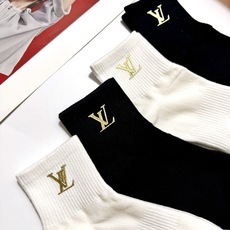 配包装🌟【一盒4双】🌟LV 路易威登 经典字母logo 纯棉中筒袜 经典纯色短袜🌟ins爆款!专柜在售i 配包装🌟【一盒4双】🌟LV 路易威登 经典字母logo 纯棉中筒袜 经典纯色短袜🌟ins爆款!专柜在售i