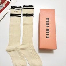 配包装🌟【一盒一双】🌟缪缪 miumiu 经典字母logo双针针织 纯棉长筒袜 小腿袜🌟ins爆款!专 配包装🌟【一盒一双】🌟缪缪 miumiu 经典字母logo双针针织 纯棉长筒袜 小腿袜🌟ins爆款!专